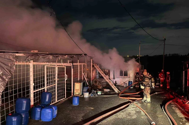 Sultangazi’de iki iş yeri alev alev yandı 