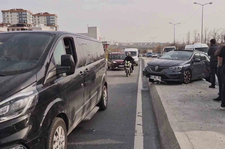 Sultangazi’de kamyonun sıkıştırdığı otomobil refüje çıktı: 1 Yaralı