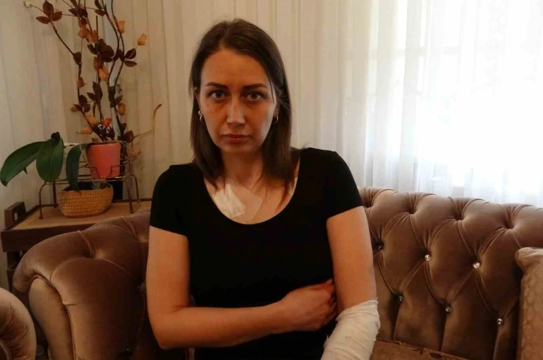 Sultangazi’de kan donduran saldırı: Marketten bıçak alıp eşinin önünü kesti, çocuğunun gözü önünde 6 yerinden yaraladı