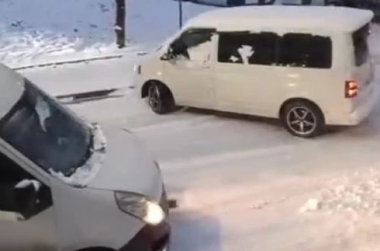 Sultangazi’de kar yağışı kazalara neden oldu: Caddeler buz pistine döndü 