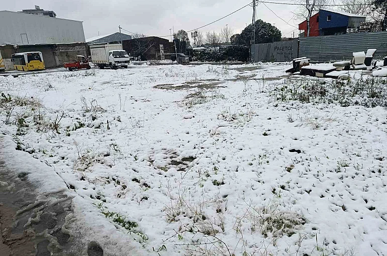 Sultangazi’de kar yağışında çocuklar sokaklara çıktı 