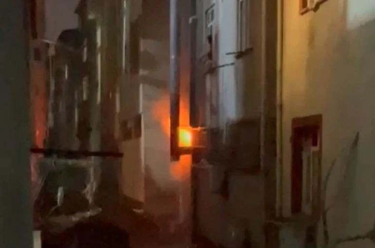 Sultangazi’de kebap salonunda yangın: Alevlere hortum ve kovalarla müdahale ettiler