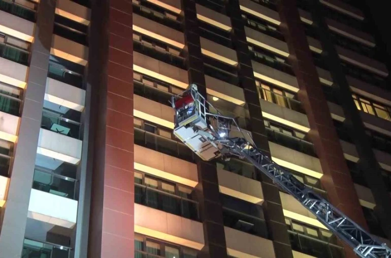 Sultangazi’de otelde yangın paniği: 4 kişi hastaneye kaldırıldı 