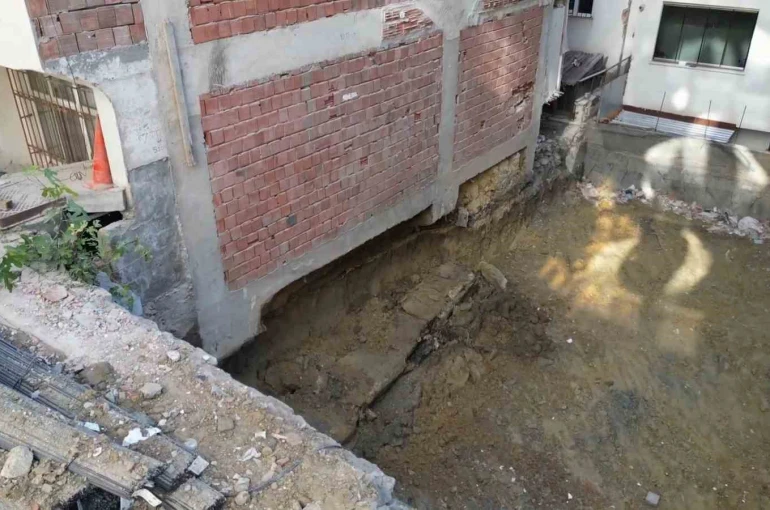 Sultangazi’de temel kazısı sırasında yan bina zarar gördü: Tedbir amaçlı boşaltıldı