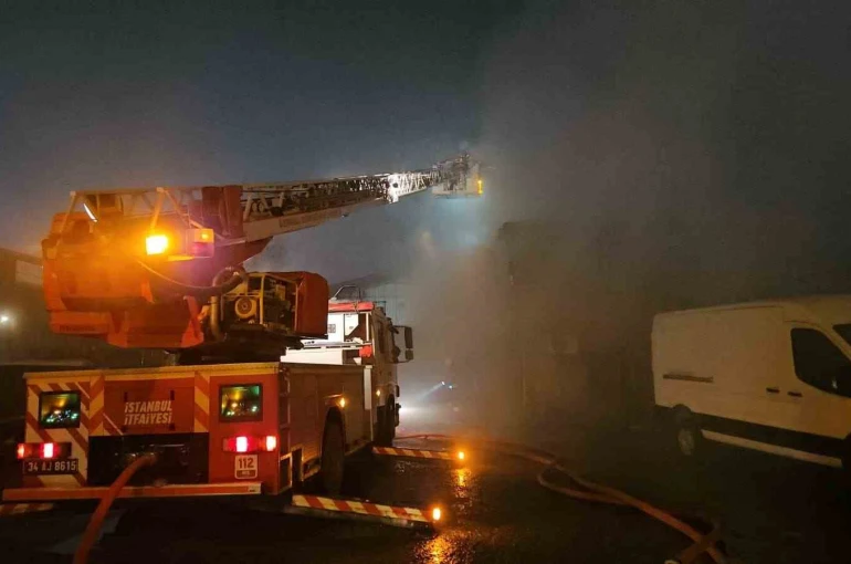 Sultangazi’de trafoda başlayan yangın depoyu kül etti 