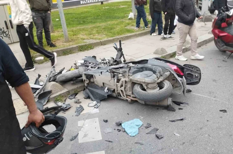 Sultangazi’de yasağı dinlemeyip dönmeye çalıştı, motosikletliye böyle çarptı 
