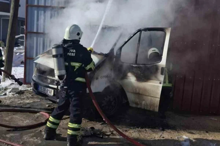 Suluova’da park halindeki kamyonet yandı 