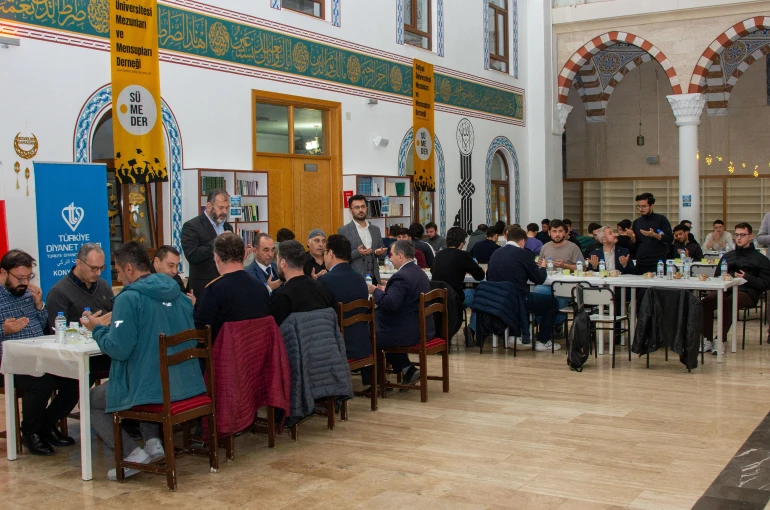 SÜMEDER ve Konya Müftülüğü Selçuk Üniversitesi öğrencilerini her gün iftarda buluşturuyor