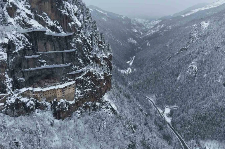 Sümela Manastırı beyaza, Altındere Vadisi sessizliğe büründü 