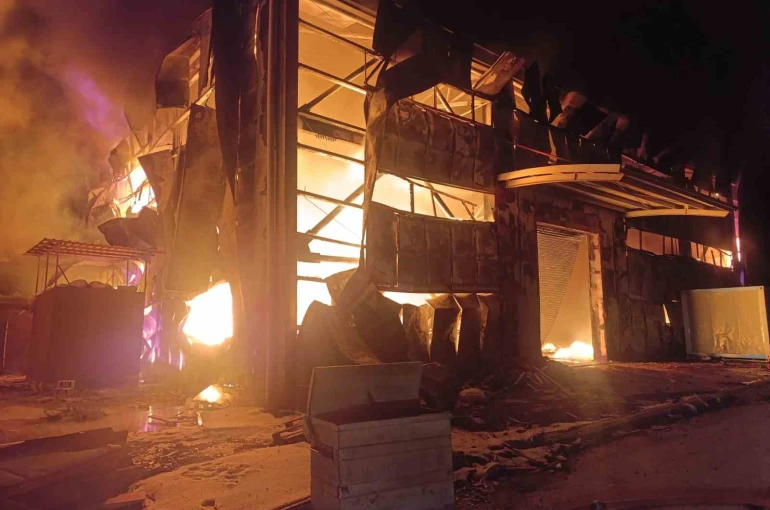 Sünger deposu alevlere teslim oldu 