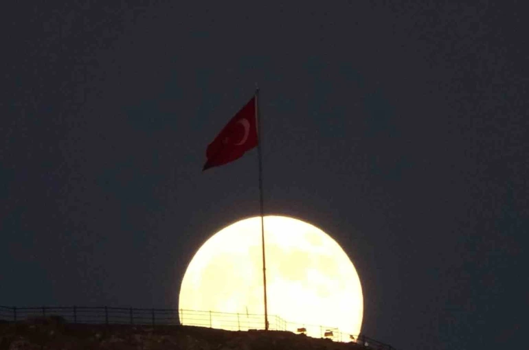 Süper Ay göz kamaştırdı 