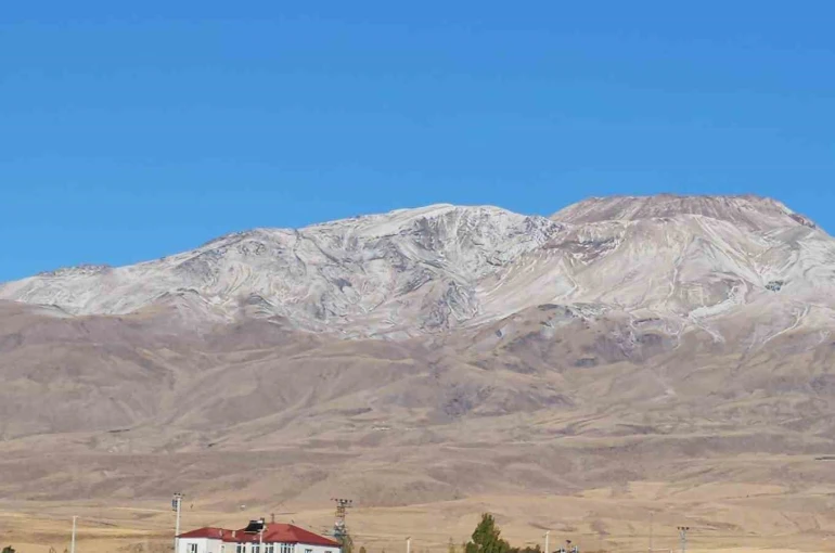 Süphan Dağı beyaza büründü 