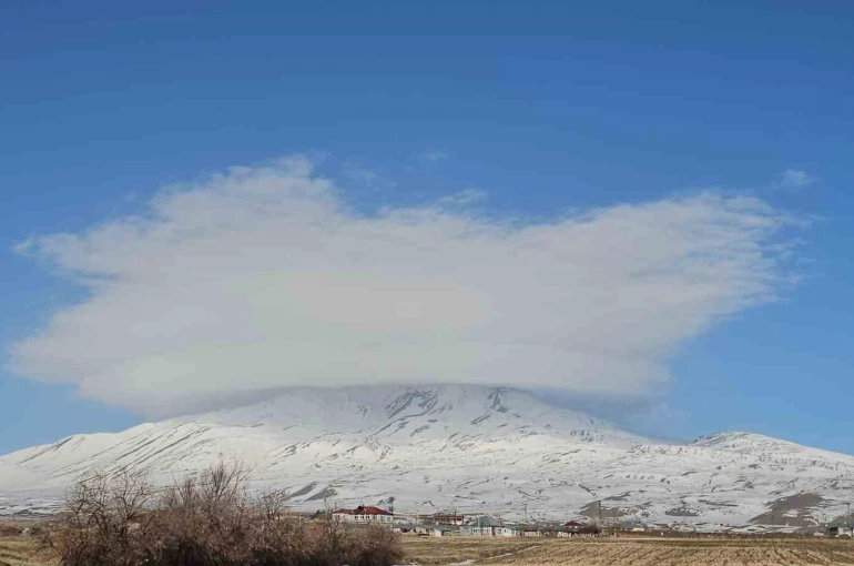 Süphan Dağı semalarında mercek bulutu oluştu 