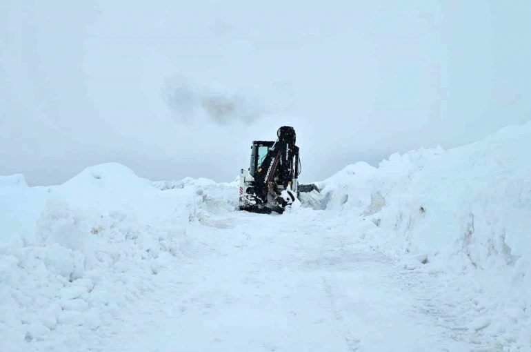 Süphan Dağı tırmanışına tipi ve kar engeli