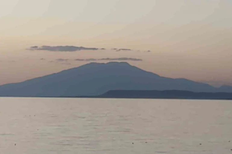Süphan Dağı zirvesindeki bulut, Van Gölü ile görsel şölen oluşturdu 