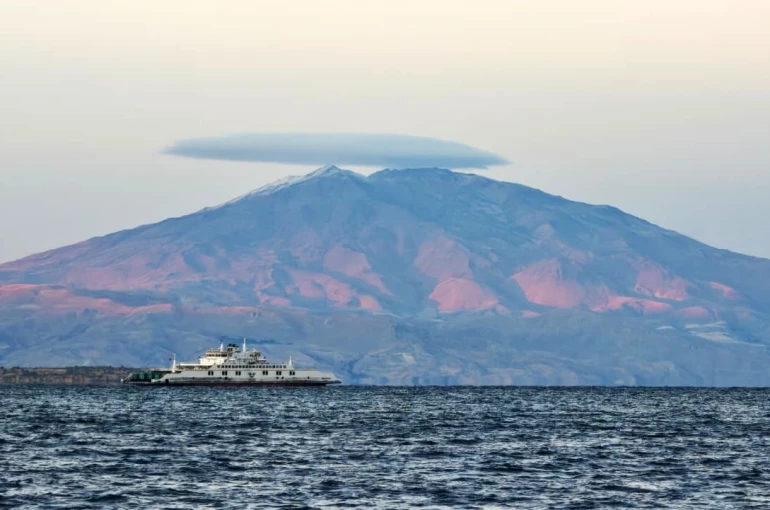 Süphan Dağı’nın zirvesinde ‘mercek bulutu’ görsel şölen oluşturdu 