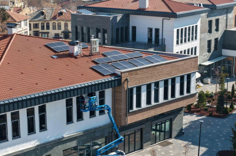 Suriçi Çarşısı Yeşil Enerjiyle Aydınlanıyor