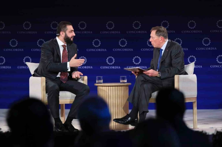 Suriye Devlet Başkanı eş-Şara eski CIA Başkanı Petraeus ile bir araya geldi 