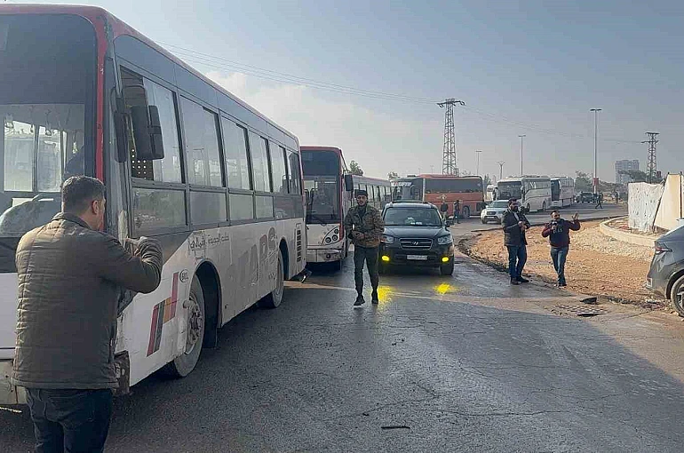 Suriye’de Şeyh Maksud Mahallesine gelen 20 otobüs, teslim olan SDG’li teröristleri farklı bölgelere götürecek 