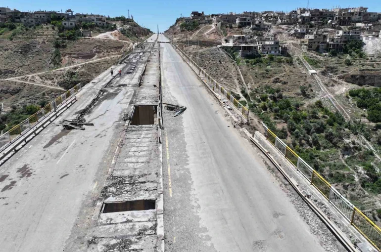 Suriye’nin kuzeyi ile güneyini bağlayan Rastan Köprüsü hizmete açıldı 