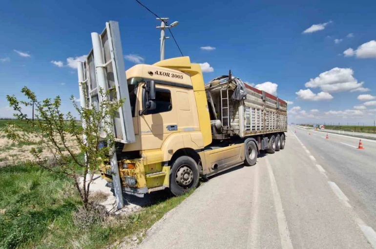 Sürücüsü fenalaşan tır reklam tabelasına çarptı: 4 yaralı 