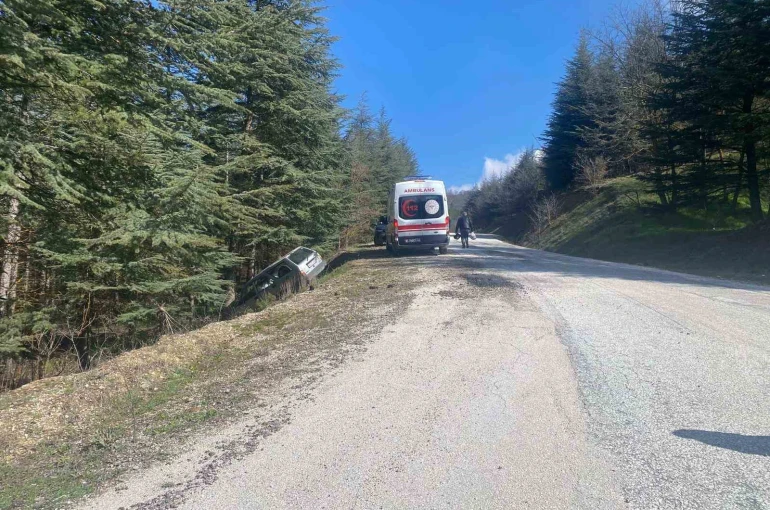 Sürücüsünün direksiyon hâkimiyetini kaybettiği otomobil ormanlık alana savruldu 