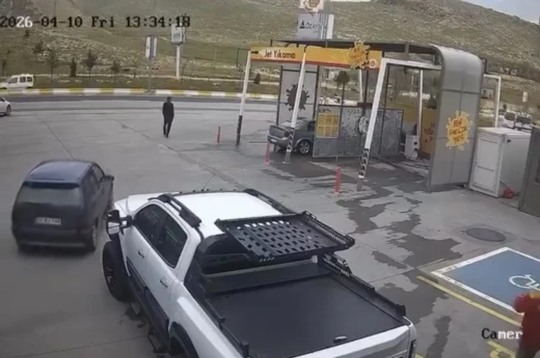 Sürücüsünün el frenini çekmeyi unuttuğu otomobil anayola çıktı 