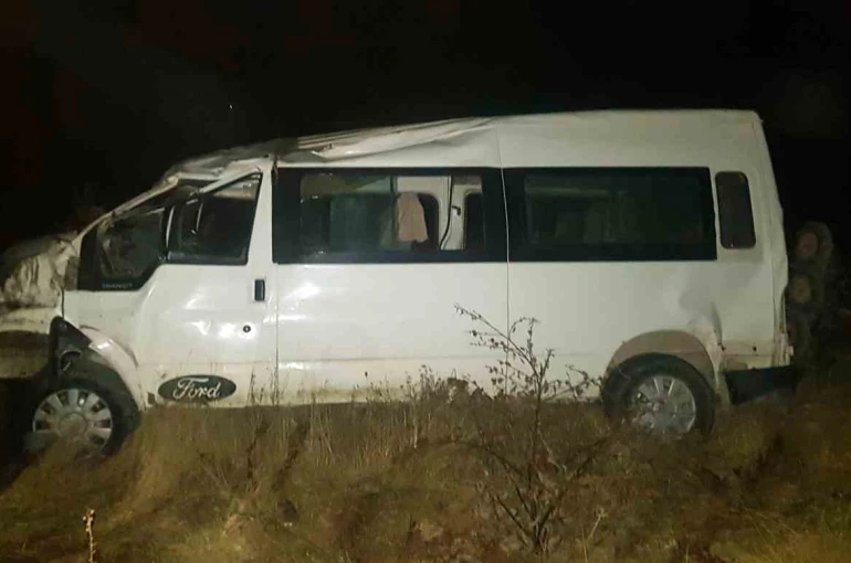 Sürücüsünün kontrolünden çıkan midibüs tarlaya uçtu: 1 yaralı