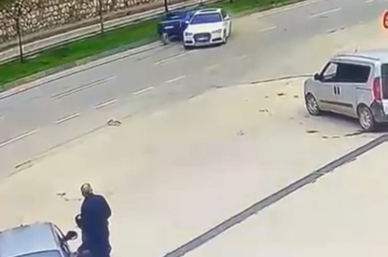 Sürücüsüz araç trafiğe çıktı, kaza böyle geldi 