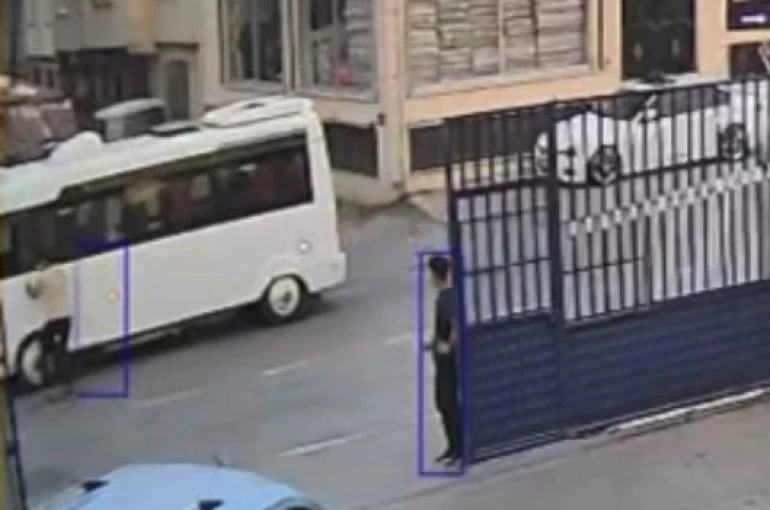 Sürücüsüz ilerleyen aracı böyle durdurdu 