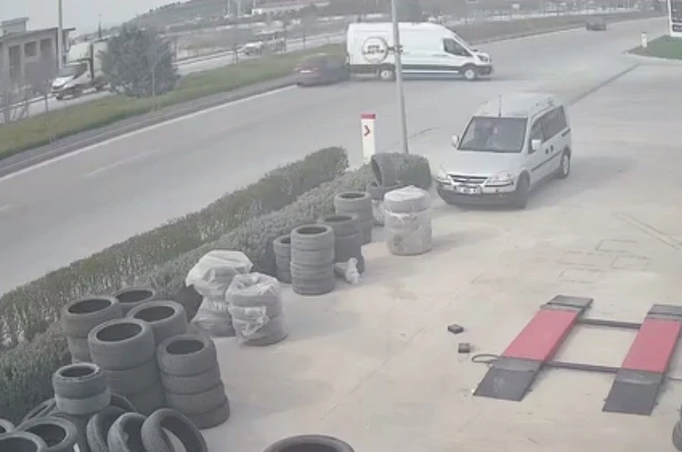 Sürücüsüz minibüs yola çıktı, seyir halindeki araçların arasına daldı