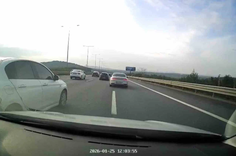 Sürücüyü sıkıştıran trafik magandası kamerada 