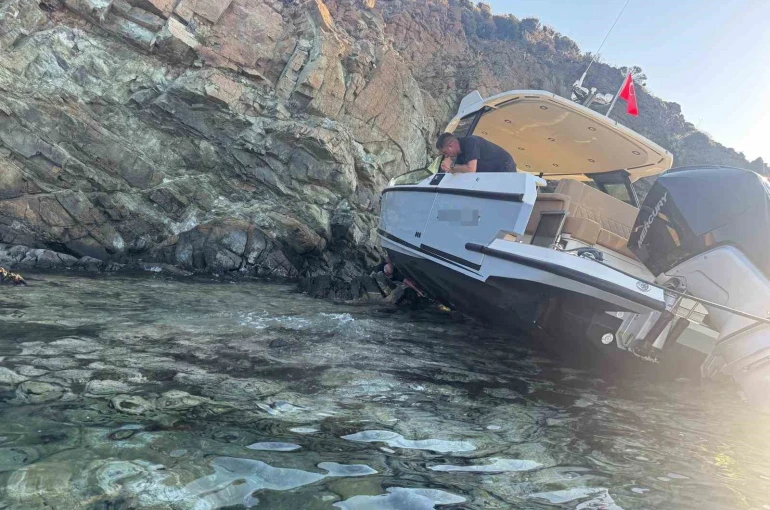 Sürüklenen tekne kayalıklara çarptı 