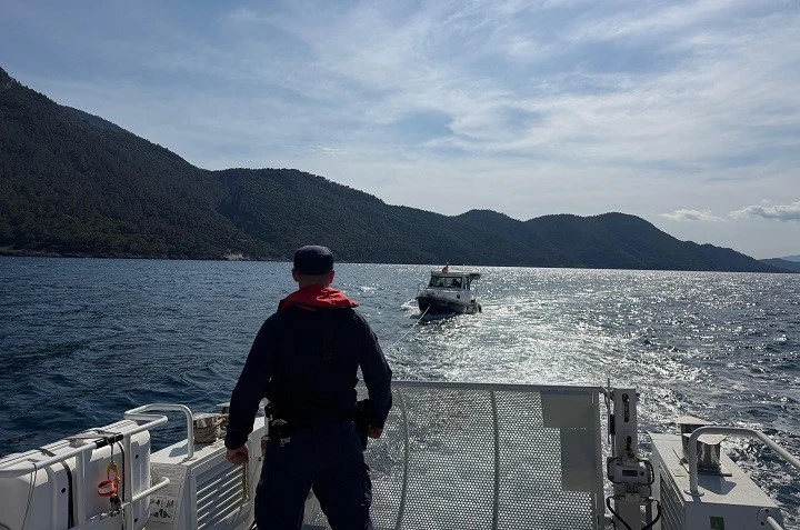 Sürüklenen teknedeki 2 kişi kurtarıldı 