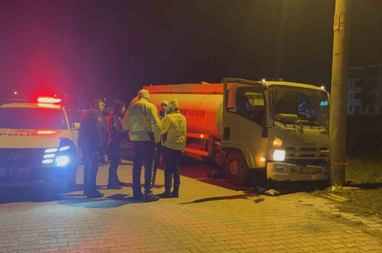 Sürüyü ezmemek için manevra yapınca beton direğe çarptı 