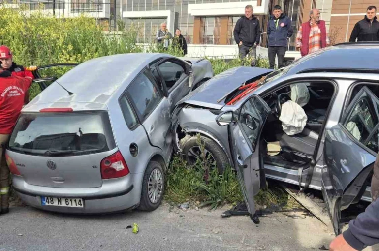 Susurluk’ta çift taraflı trafik kazası: 4 kişi yaralandı 