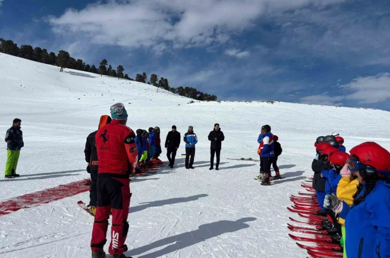 Susuz Kaymakamı Tutal’dan geleceğin kayakçılarına moral ziyareti 