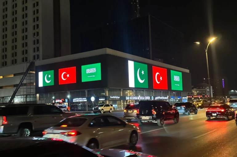 Suudi Arabistan’daki simge yapılar, Türkiye, Pakistan ve Suudi Arabistan bayraklarıyla ışıklandırıldı