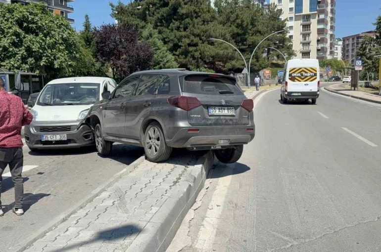 SUV ile hafif ticari araç çarpıştı: Baba ve 2 yaşındaki oğlu yaralandı 