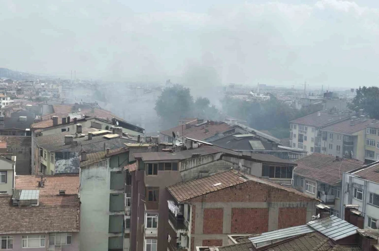 Tadilat sırasında atık malzemeler tutuştu