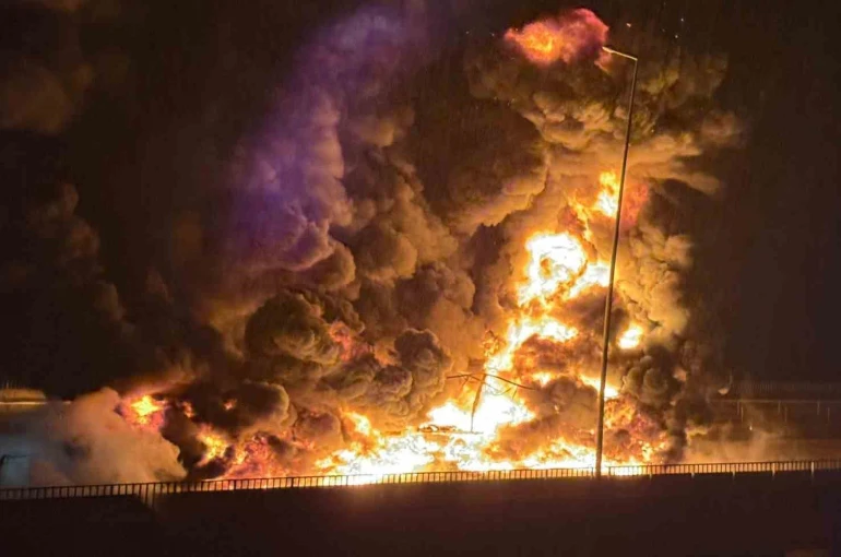 TAG Otoyolu’nda bebek bezi yüklü tır alev alev yandı 