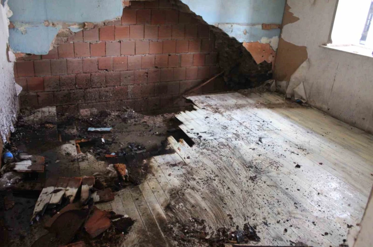 Tahtalar tutuştu, itfaiye harekete geçti 