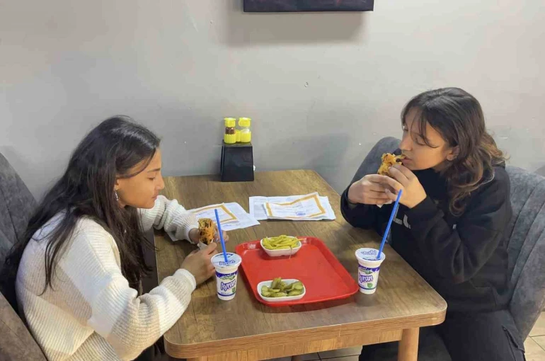 Takdir belgesi alan öğrencilere ücretsiz döner sürprizi 