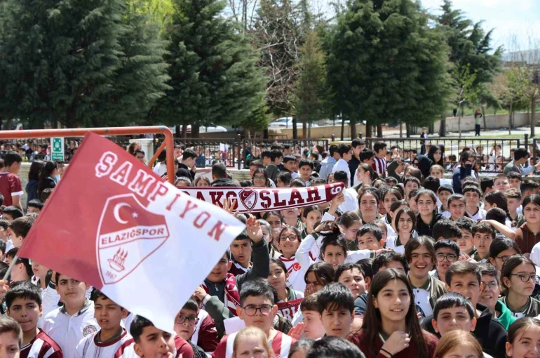 Takım kaptanına sarılmak için gözyaşı döken öğrenciye anlamlı jest 