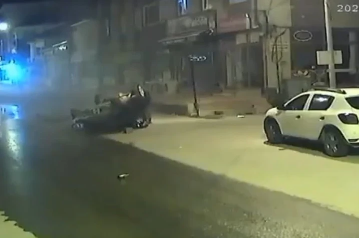 Takla atan araçtan yaralı kurtuldu, kendisine yaklaşan ördeğe kum fırlattı 