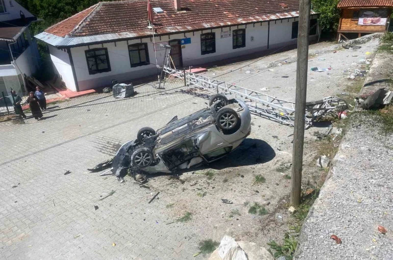 Takla atan otomobil aydınlatma direğine çarptı: 1 yaralı