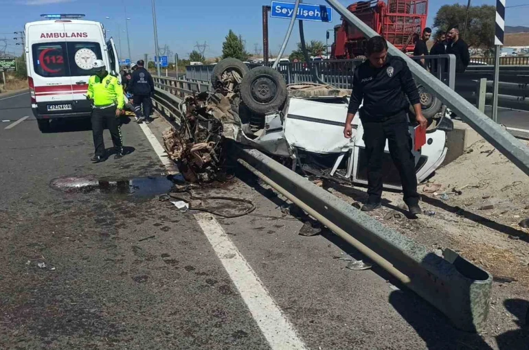 Takla atan otomobil direğe ve bariyerlere çarptı: 2 yaralı