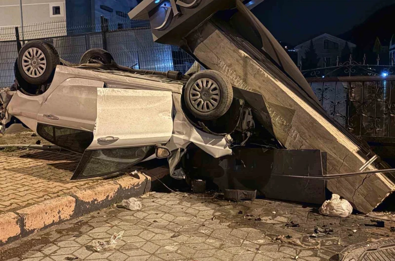 Takla atan otomobil sitenin girişini yıktı: 1 yaralı 