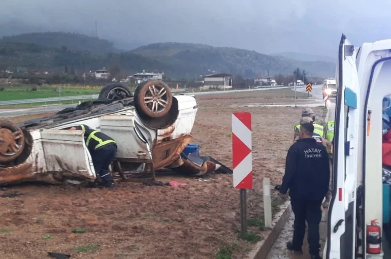 Takla atan otomobildeki 2 kişi yaralandı