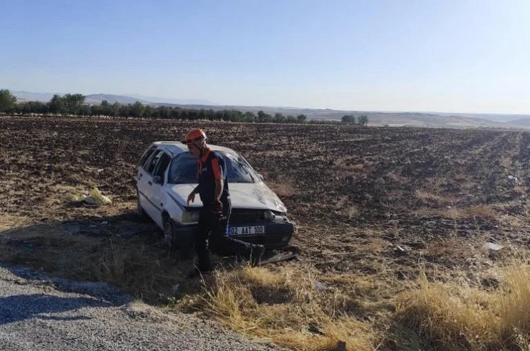 Takla atan otomobildeki 2 kişi yaralandı 